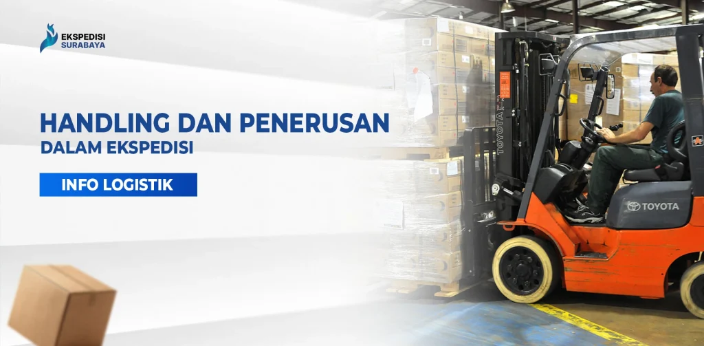 Forklift melakukan handling dan penerusan barang di gudang sebagai bagian dari proses ekspedisi dan distribusi logistik.