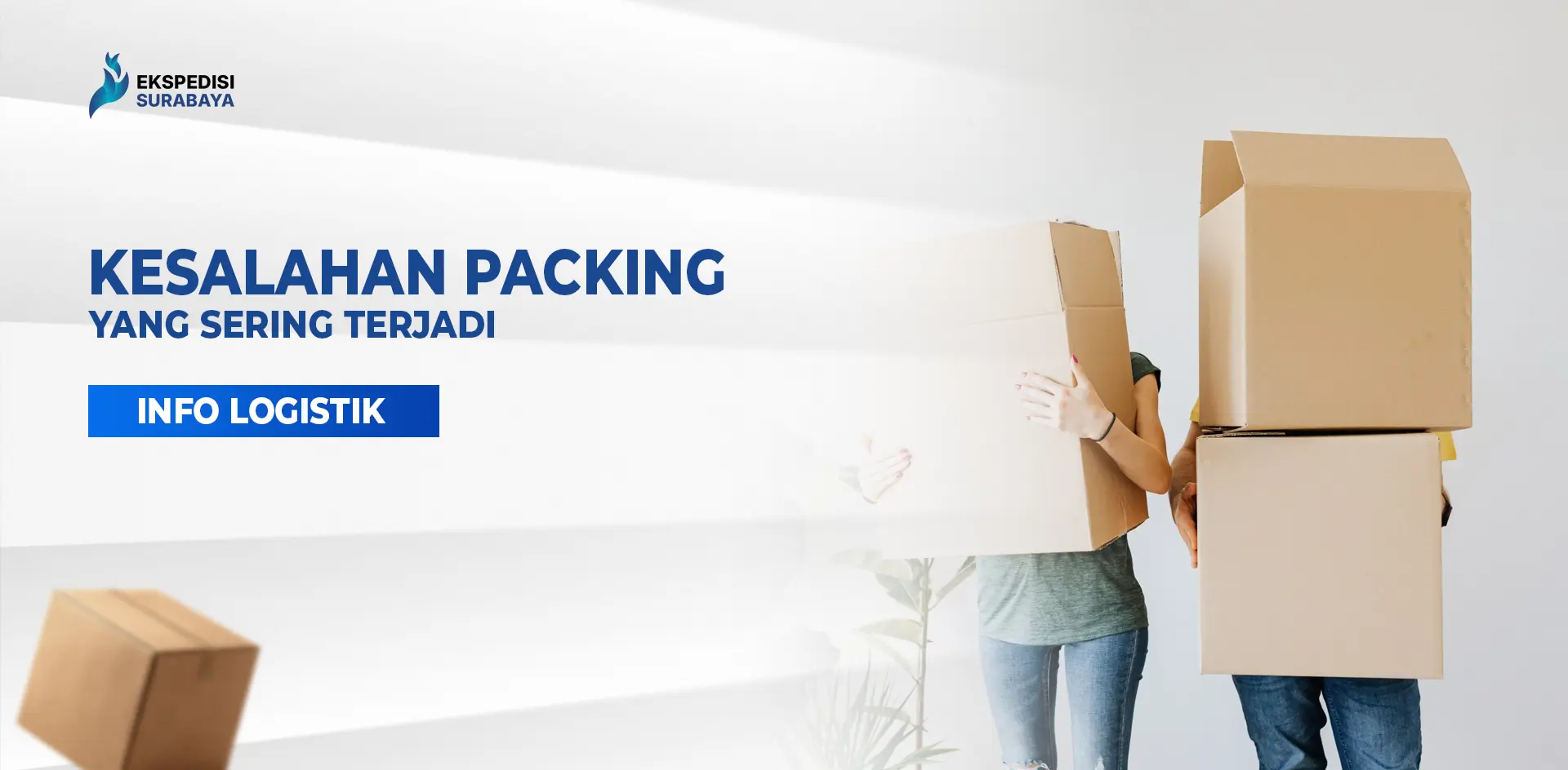 Dua orang membawa kardus besar untuk ilustrasi kesalahan packing yang sering terjadi saat pengiriman.